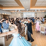 THE SURF OCEAN TERRACE（ザ・サーフ オーシャンテラス）：沖縄三線の演奏でカチャーシーを踊ったり、父たちと泡盛を酌み交わしたりと、沖縄らしさ全開で楽しんだ