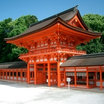 下鴨神社（賀茂御祖神社）：世界文化遺産で本格神前式を叶えられる。2000年以上の歳月を重ねた自然に囲まれて