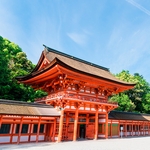 下鴨神社（賀茂御祖神社）：世界文化遺産で本格神前式を叶えられる。2000年以上の歳月を重ねた自然に囲まれて