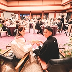 大阪城西の丸庭園 大阪迎賓館：メイン席はカジュアルなソファスタイル。秋らしさを演出した料理や装花でふたりならではのおもてなしも