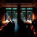 ＴＲＵＮＫ　ＨＯＴＥＬ：装飾や衣裳小物、BGMにもXmasムードを取り入れて、海外風のアットホームなパーティーを実現
