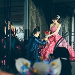 ザ ストリングス 表参道：ローズピンクドレスにお色直しした新婦に、愛の花束を。メッセージキャンドルやサプライズも幸せを彩った