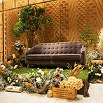 ラピスコライユ：メイン席は優雅なソファスタイル。咲き誇る花々に囲まれたアースカラーの空間で、ゲストとの時間を大切に