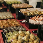 ＯＫＡＹＡＭＡ　ＭＯＮＯＬＩＴＨ（岡山モノリス）：種類豊富なデザートビュッフェには、ゲストへの粋な心遣いも。オープンキッチン演出＆料理も大好評だった