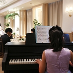 ザ・プレミアムレジデンス　ラグナヴェール広島：新婦の妹が奏でるピアノの入場曲が響く中、ドラマチックに再入場。広島らしい瀬戸内レモンのグラニテも