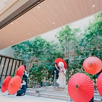 BLEU GRACE OSAKA（ブルーグレース大阪）：番傘が映えるオープンエアなガーデンから和装で再入場。そばや寿司ビュッフェで年越しの雰囲気もプラス
