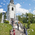 イルムの丘　セント・マーガレット教会：北海道らしい大自然を貸切るウエディング。愛するペットも挙式やパーティに参加可能！