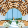 瀬良垣島教会／アールイズ・ウエディング：瀬良垣島の大自然が包み込む絶景チャペルとハイアットのおもてなしが彩るウエディング