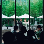 ＬＡＺＯＲ ＧＡＲＤＥＮ ＫＵＭＡＭＯＴＯ（ラソール ガーデン 熊本）：ガーデンを備えた開放的なモダン空間を夏色にコーディネート。家族へ感謝を伝える演出でアットホームに