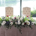 SUD restaurant TERAKOYA：グリーン＆白の爽やかな装花を彩る、小花もアクセント。ゲストや家族との思い出もたくさん生まれた