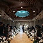ウェスティンホテル横浜：大輪の花で彩られたモダンで華やかなチャペル。天から降り注ぐ自然光がふたりを祝福するセレモニー