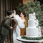 ウェスティンホテル横浜：シンプルで上品なウエディングケーキは理想通り。ブラックドレスにお色直しし、各卓フォトなどを楽しんだ