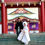 篠崎八幡神社：緑に映える総朱塗彩色の社殿。笛と太鼓の調べに包まれて、風情あふれる結婚式を