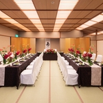 ホテル鷺乃湯：美しい日本庭園を背景に、優雅な祝宴のひととき。ふたりらしく自由な結婚式を