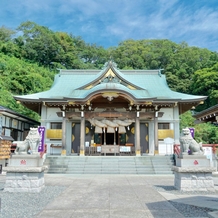 本牧神社：清々しい御社殿、開放感あふれる境内に響く雅楽の調べ。大神様がふたりの門出を祝福