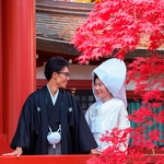 生島足島神社：神池の神島に鎮座する由緒ある古社。夫婦円満の「夫婦欅」に末永い幸せを願う神前挙式