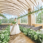 ampersand By LAGUNAVEIL ATELIER(アンパサンド バイ ラグナヴェール アトリエ):緑と光溢れる陽だまりのチャペル。ロビー&ダイニングを貸切って、美食でおもてなしを