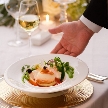 一番美味しい状態でお料理を提供する為に「出来立て」を大切にする当館の婚礼料理は、披露宴会場の真横で作られています。九州各地の選りすぐりの食材で作られる料理はゲストからも喜びの声多数