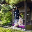 【平日限定！】和装試着体験の後、私服にて自然溢れる1万坪の日本庭園でロケーションフォト体験をご案内。プロカメラマンによる撮影なので本番さながらの緊張感を味わいながら楽しんで頂ける平日ならではのフェア！