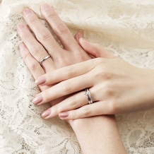 K.UNO BRIDAL（ケイウノ ブライダル）:【ヴェラ フォルツァ】ふたりの気持ちを表した一筋のラインがポイントの結婚指輪