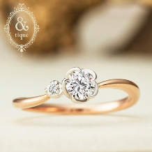 JEWEL SEVEN BRIDAL:ダイヤモンドを花びらで包み込む甘やかなデザイン。重ね着けでさらにロマンティックに