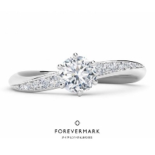 ウェーブラインを優雅に彩るダイヤモンドの輝きがリング全体に華やぎを与えてくれる