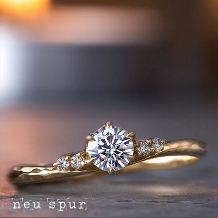 優美な輝きを持つウェーブリングがダイヤモンドをより魅力的に感じさせてくれる