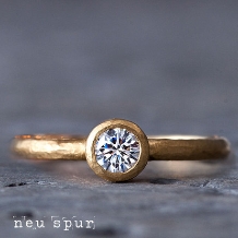 優しい風合いのゴールドに包まれたダイヤモンドが、より一層輝くデザイン