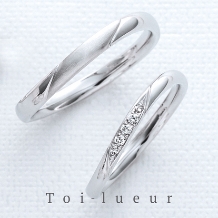 JEWEL SEVEN BRIDAL:可憐なメレダイヤと柔らかなウェーブラインが朝の光のようにやさしく指を包み込む