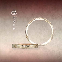 JEWEL SEVEN BRIDAL:リングの側面に彫られた「桜」の形が日本の美を感じさせてくれる