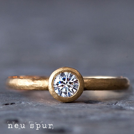 JEWEL SEVEN BRIDAL:優しい風合いのゴールドに包まれたダイヤモンドが、より一層輝くデザイン