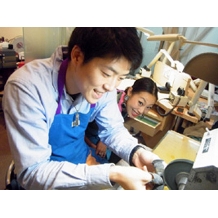 宝石のタカセ・マイリングスタジオ:当店人気シリーズ・細身のシンプルな手作りオリジナル、手・指がきれいに映ります