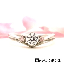 MAGGIORE アートダイヤモンド（マジョーレ）:【マジョーレ】指を長く見せてくれるＶライン。大粒ピンクメレで大人可愛いエンゲージ