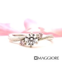 【マジョーレ】希少な大粒のピンクメレダイヤを使用した贅沢な大人花嫁エンゲージ