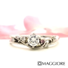 MAGGIORE アートダイヤモンド（マジョーレ）:【マジョーレ】ピンクダイヤとティアラモチーフが可愛い！存在感のあるエンゲージ