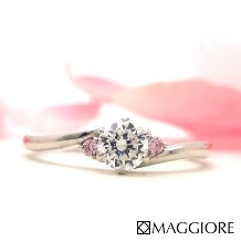 【マジョーレ】ピンクメレダイヤとＳ字ラインが花嫁の手を華やかに彩るエンゲージ