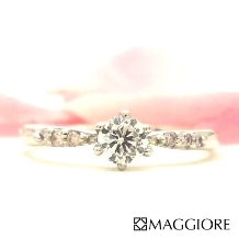 【マジョーレ】ピンクダイヤを贅沢に使用した華やかエンゲージリング