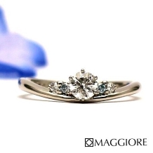 MAGGIORE アートダイヤモンド（マジョーレ）:爽やかなブルーダイヤが個性的なマジョーレオリジナルエンゲージリング