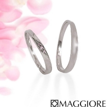 さりげないピンクダイヤモンドが上品でつけ心地のよいシンプルな結婚指輪