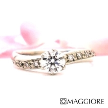 MAGGIORE アートダイヤモンド（マジョーレ）:【マジョーレ】】大粒のメレダイヤで豪華な印象！流れのあるラインが美しいエンゲージ