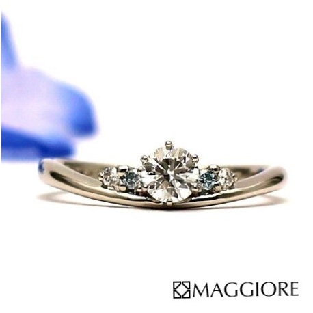 MAGGIORE アートダイヤモンド（マジョーレ）:爽やかなブルーダイヤが個性的なマジョーレオリジナルエンゲージリング