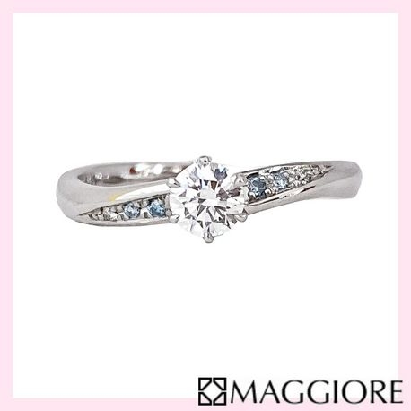 MAGGIORE アートダイヤモンド（マジョーレ）:【マジョーレ】大粒ダイヤとブルーダイヤが大人花嫁手元を華やかに演出「フローラル」