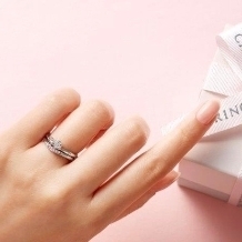 TOMITA:【ローブドゥマリエ】希少なピンクダイヤモンドのグラデーションが美しい結婚指輪