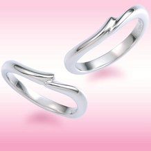 Sakai & Rose Vie（サカイ　アンド　ローズ　ヴィ）:まるで手を繋いでるみたいな柔らかなウエーブの婚約指輪