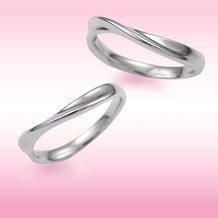 Sakai & Rose Vie（サカイ　アンド　ローズ　ヴィ）:天使の羽のような柔らかなライン。結婚指輪との重ねづけ相性も抜群！