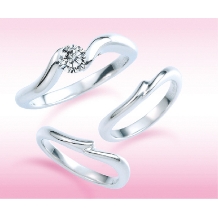 Sakai & Rose Vie（サカイ　アンド　ローズ　ヴィ）:まるで手を繋いでるみたいな柔らかなウエーブの婚約指輪