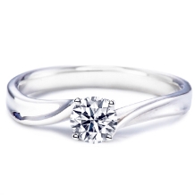 日常使いにお勧め！シンプルエレガントラインのダイヤ0.3ct婚約指輪が24万円！