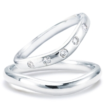 花嫁の指先を美しく魅せる人気のVライン★プラチナダイヤ結婚指輪ペアで17万5千円