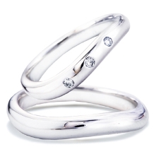 耐久性を兼ね備えた優しい丸身を帯びたウェーブラインの結婚指輪がペア20万5千円！