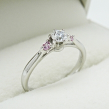 可愛いピンクのアクセントに心ときめくスッキリ細身の人気の婚約指輪が12万5千円！